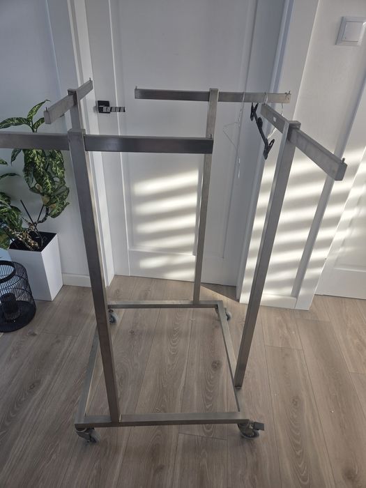 Wieszak metalowy na ubrania