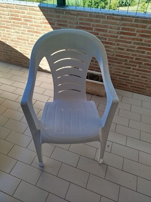 Mesa em resina branca com seis cadeiras