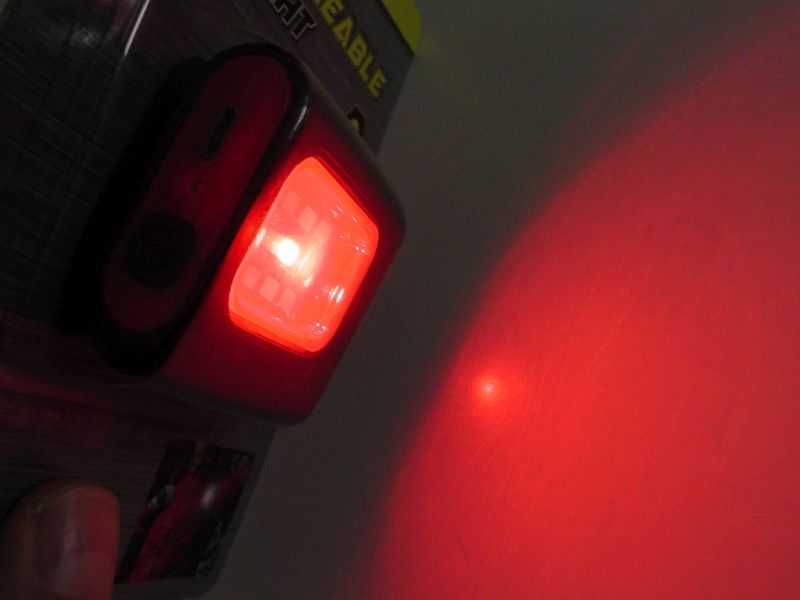 Lampka Latarka osobista LED 80 lumenów na akumulator