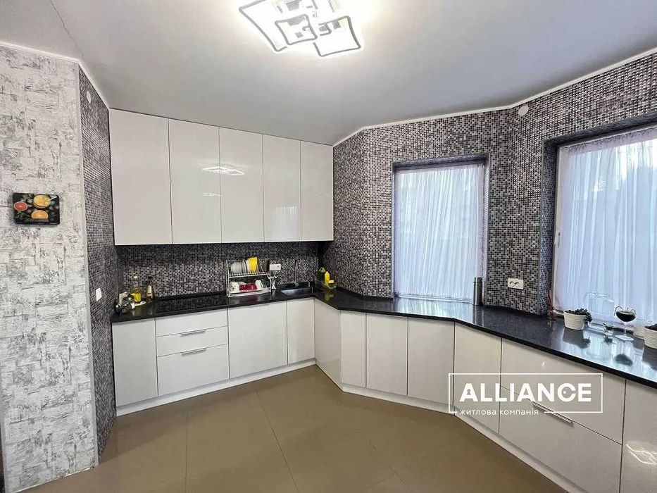 Продається будинок з ремонтом та меблями. Готовий до проживання.