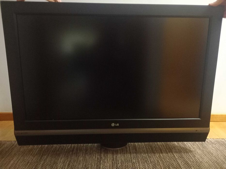 TV LG 94X65 com ecrã preto