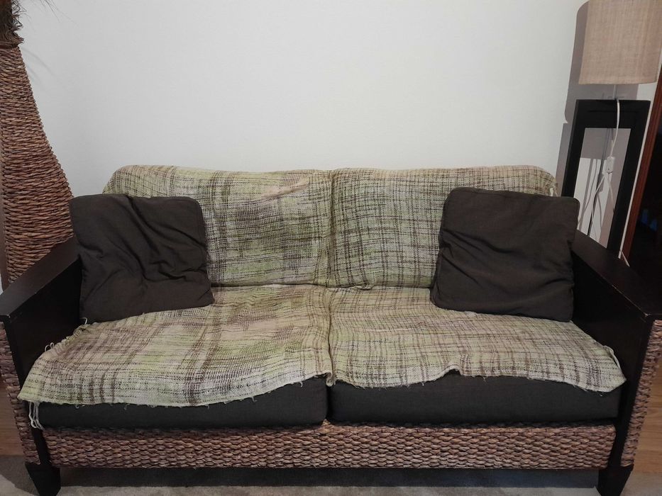 Belo sofá rústico e mesa de apoio