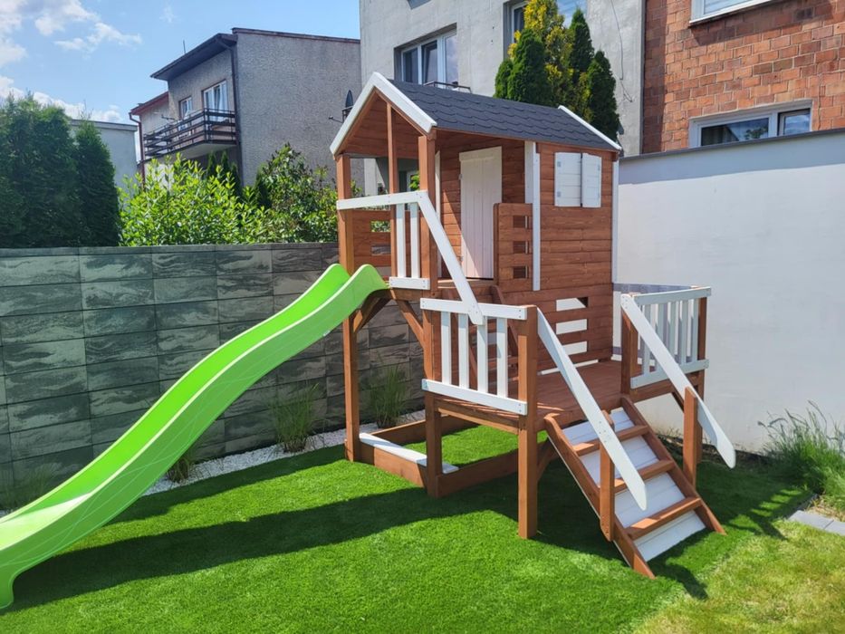 Plac zabaw dla dzieci, domek, zjeżdżalnia, huśtawka, meble ogrodowe.