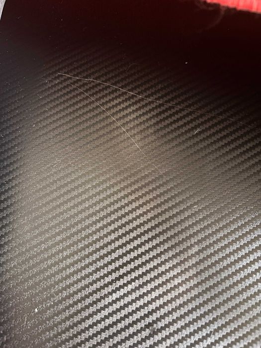 Secretária gaming com tomadas e portas USB