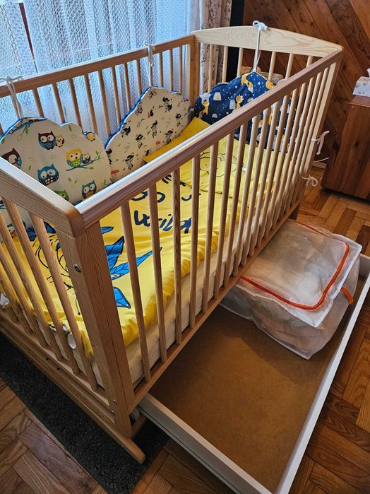 Łóżeczko z materacem, szuflada i funkcją bujania