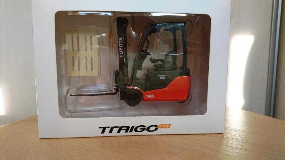 TOYOTA Traigo kolekcjonerski model wózka widłowego skala 1/23