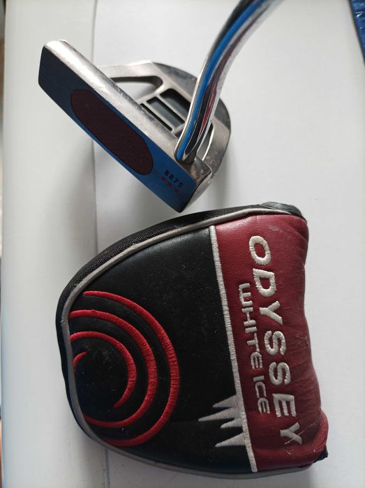 Bolas de golfe e vários tacos de golfe