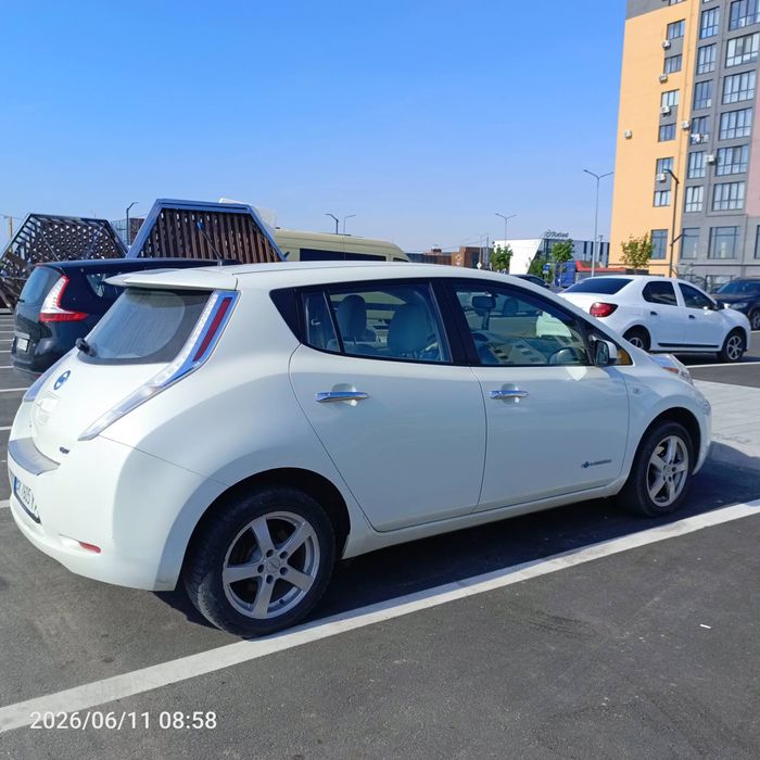 Автомобіль Nissan leaf.