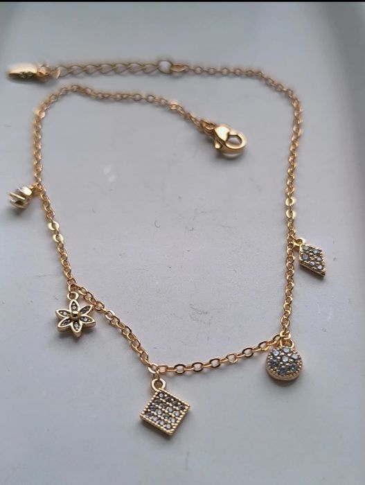 Bransoletka na kostkę z zawieszkami