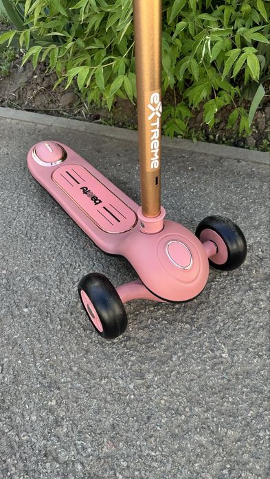 Дитячій триколісний самокат ,складний руль ,музика