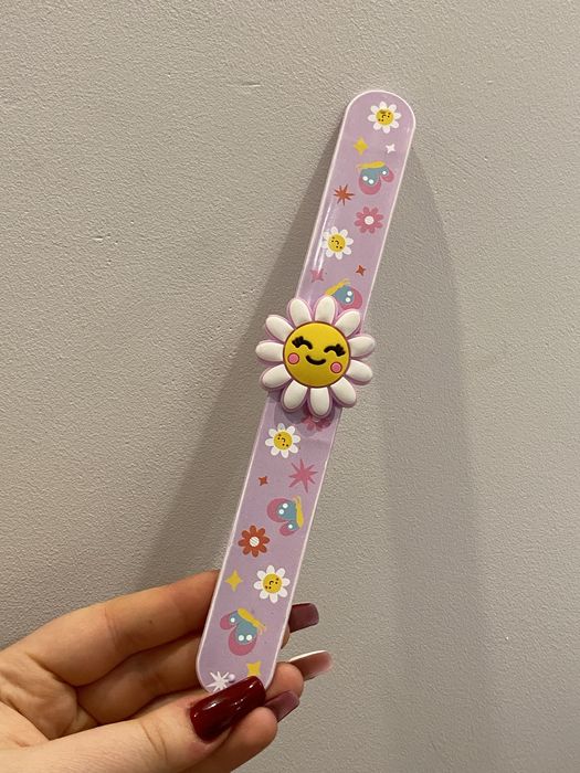 Wesoła, urocza opaska/bransoletka na rękę z kwiatkiem