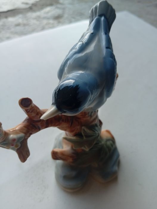 Figurka porcelanowa niebieskiego ptaka.