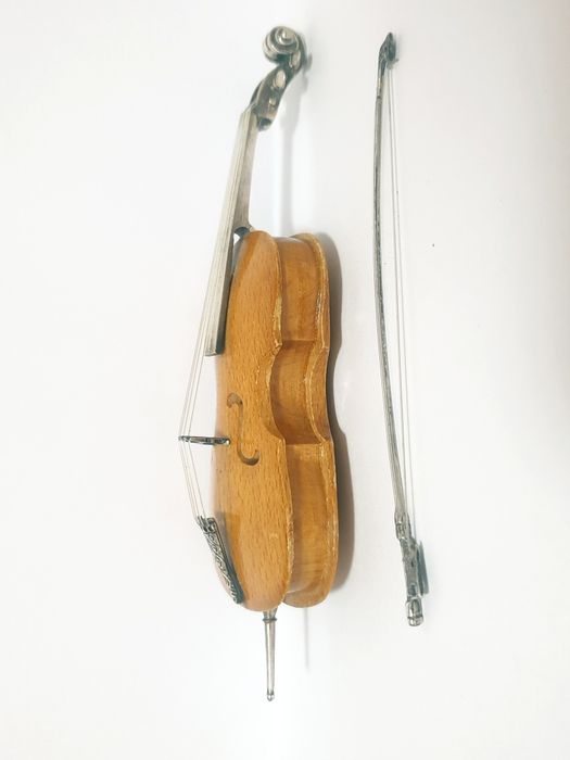 Lindissima miniatura de um violoncelo em madeira e prata portuguesa