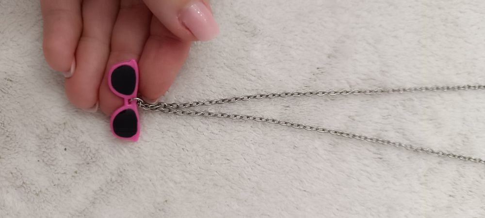 Fio prateado de criança com pendente. Usado
