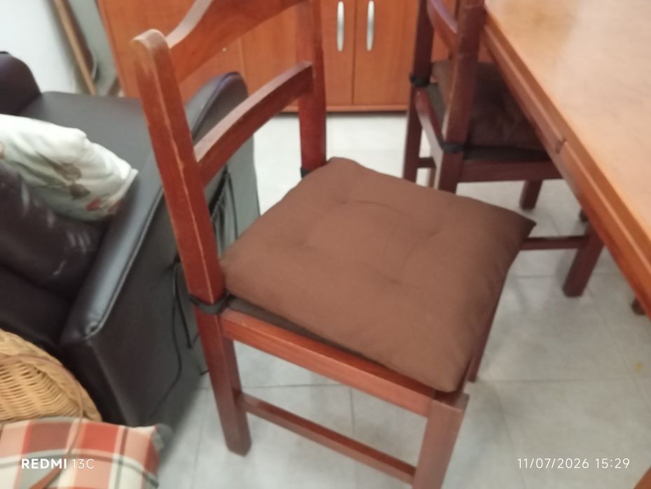 Mesa de jantar, 4 cadeiras e aparador