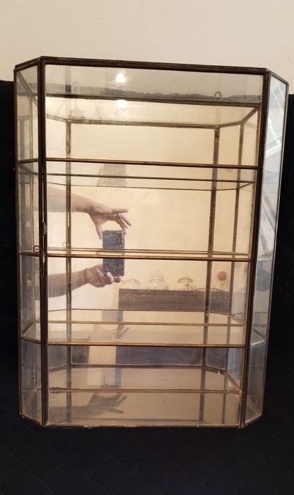 Vitrine em vidro e metal