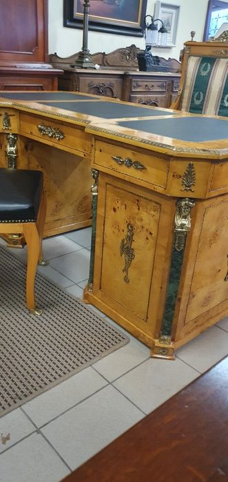 Dwustronne biurko gabinetowe zdobione marmurem i mosiądzem