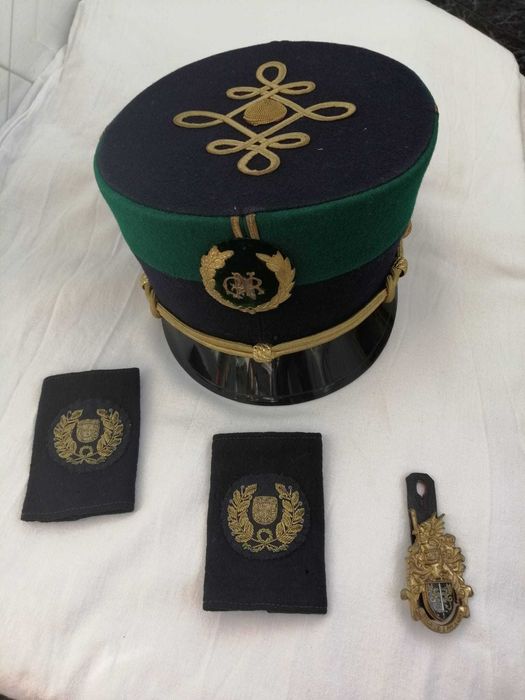 Lote com barrete de grande uniforme da GNR, miniatura de protocolo e insígnias