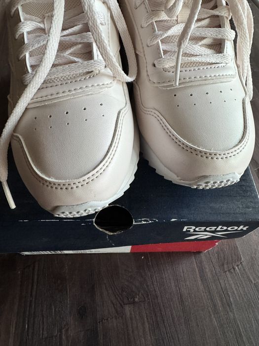 Кросівки Reebok.