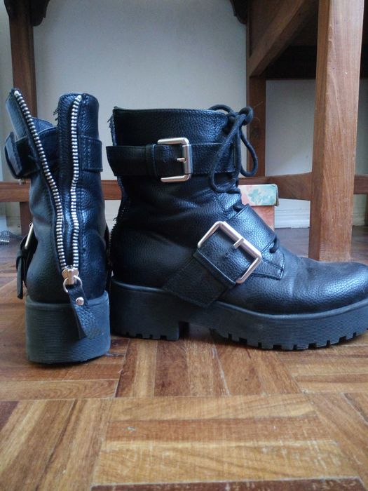 Botas pretas com fechadura ZIP