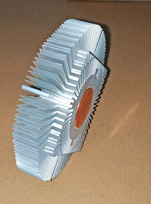 Кулер Intel и радиатор с медным пятаком.