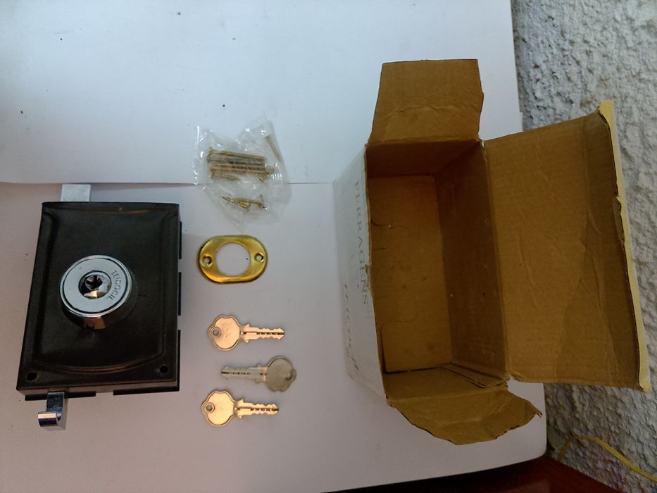 Fechadura NOVA  com 3 chaves 12 CM