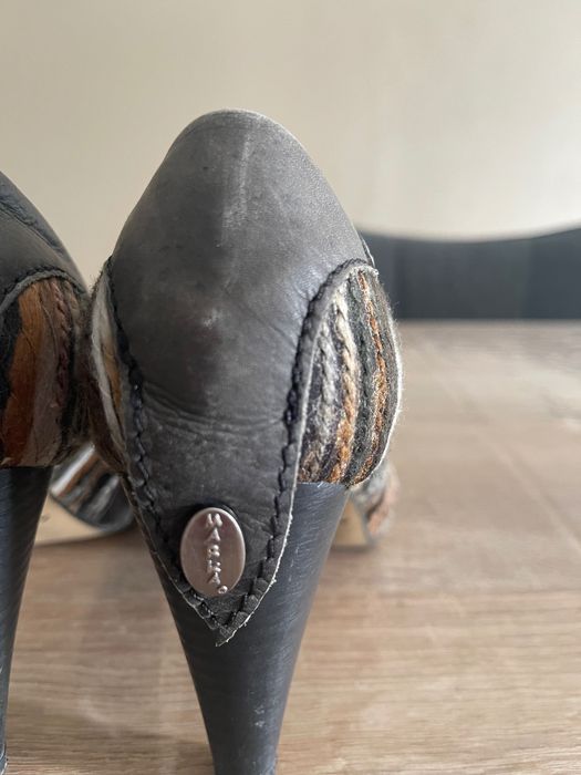 Sapatos castanhos de pele e lã