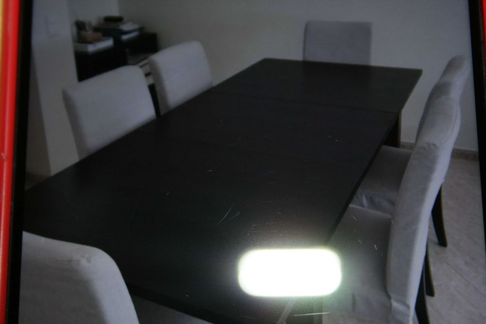 Mesa em madeira e cadeiras