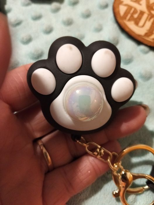 Brelok świecący łapka