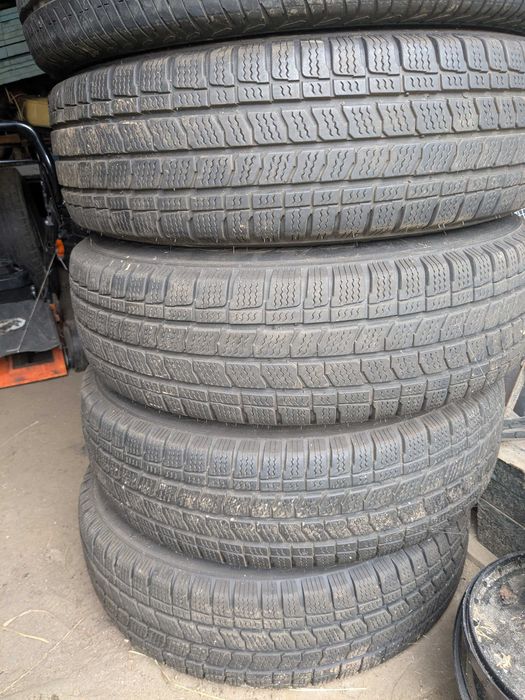 Sprzedam wielosezonowe opony 215/70r15c