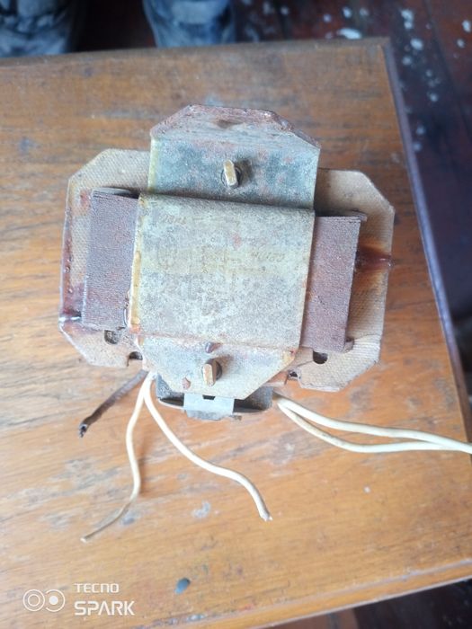 Трансформатор большой.