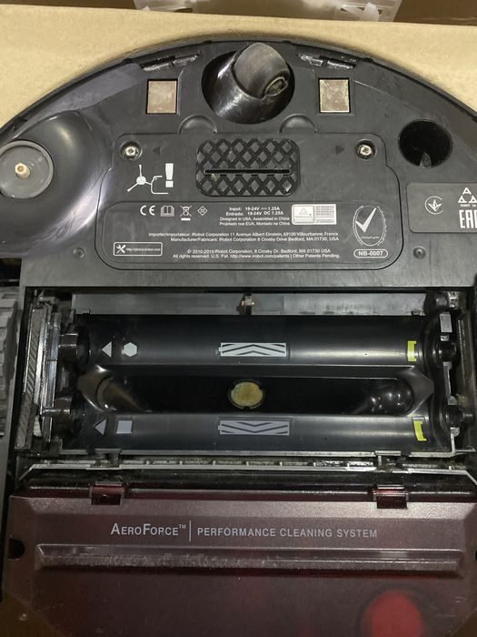 Roomba 976 com avaria na roda para peças ou reparação