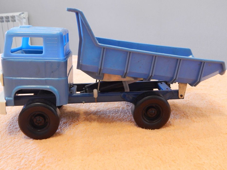 Продам детскую машинку самосвал.