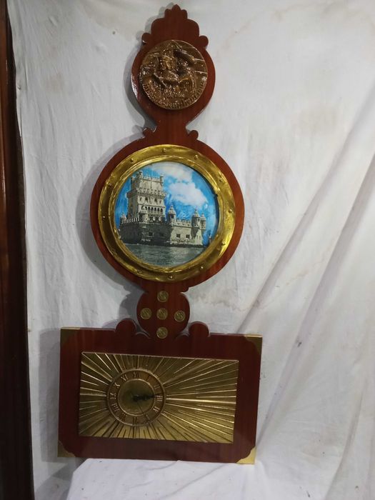 Sobre placa de madeira de mogno artisticamente trabalhada