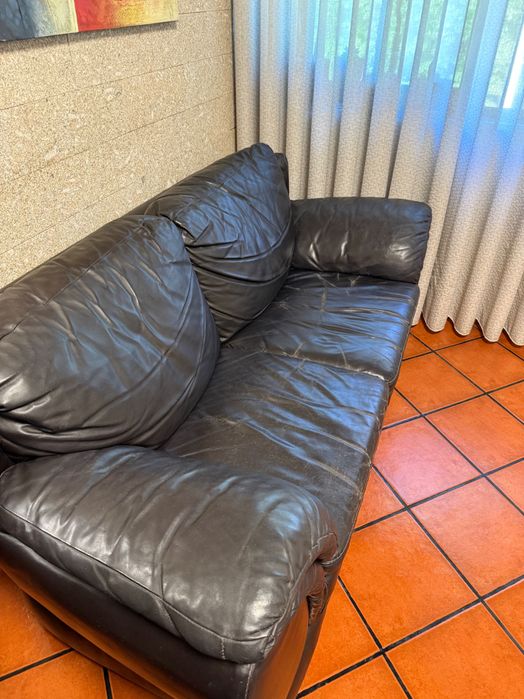 Sofá preto de pele genuína usado