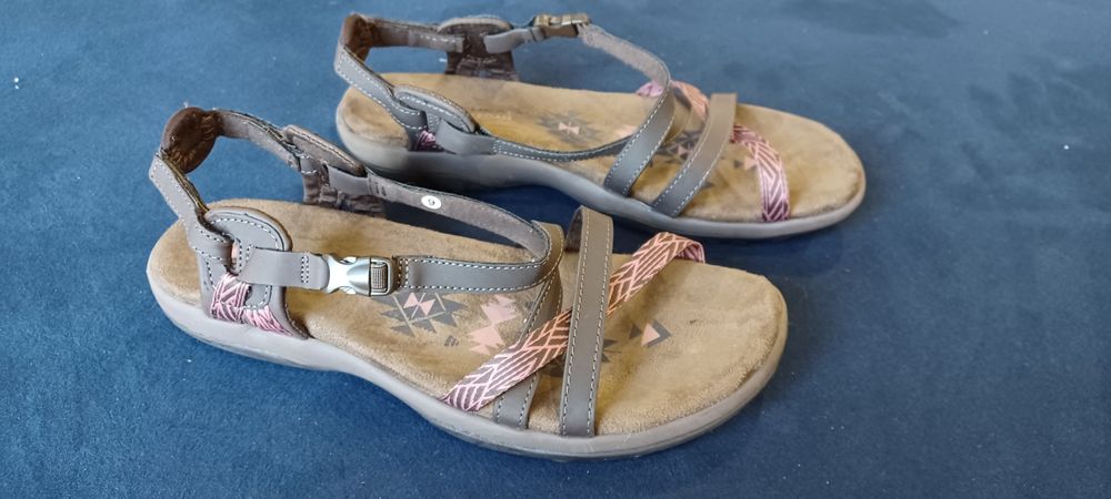 Sandały Skechers.
