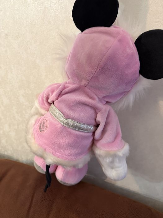 Минни Маус в зимнем наряде