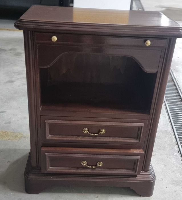 Mesa de Cabeceira Clássica em Madeira com tampo extensível