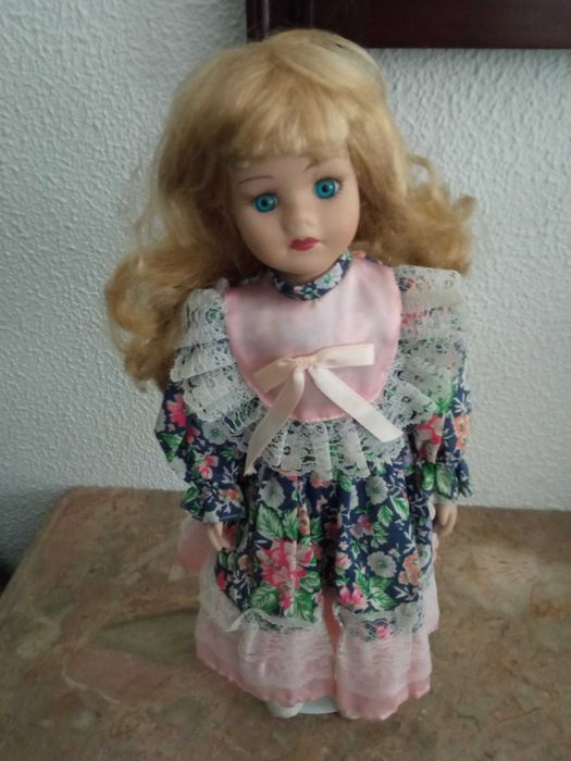 Linda boneca de porcelana