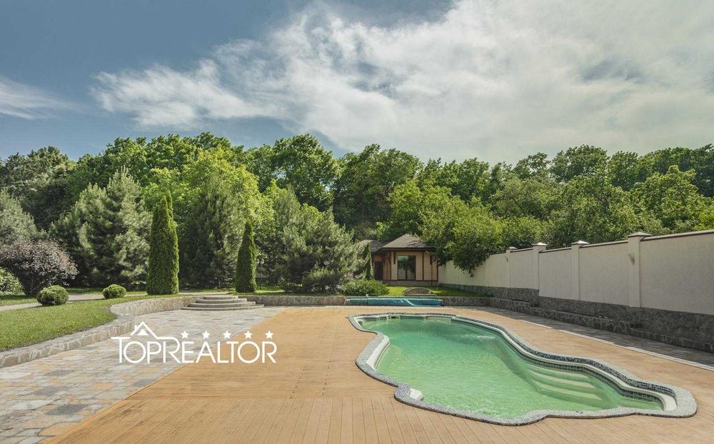 Сучасний заміський котедж із басейном у селищі Високий