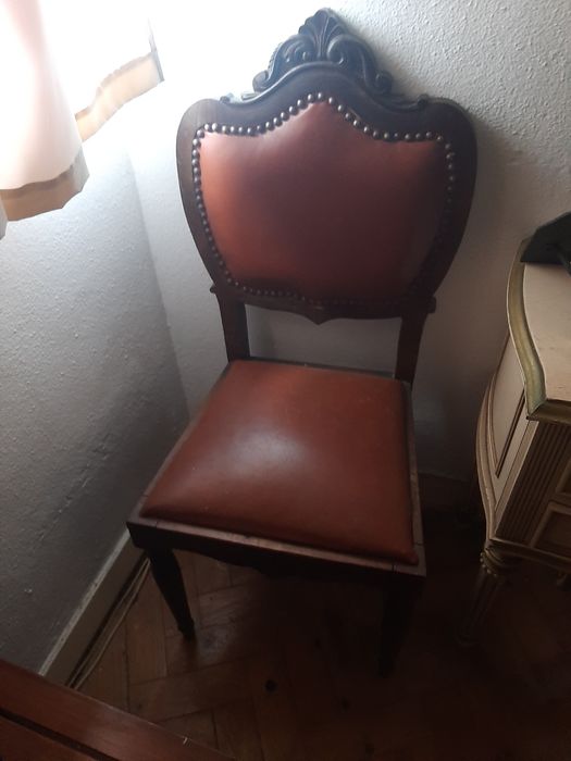 Cadeira Antiga em pele