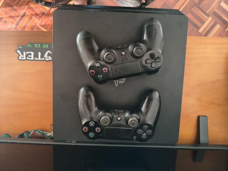 Vendo PS4 em bom estado