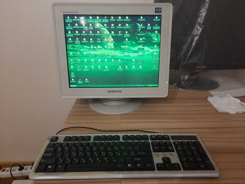 Набор из 3 мониторов: LG Flatron L1730B, Samsung 795DF, Samsung 206BW