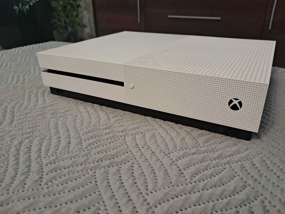 Xbox one s z padem i 2 gry