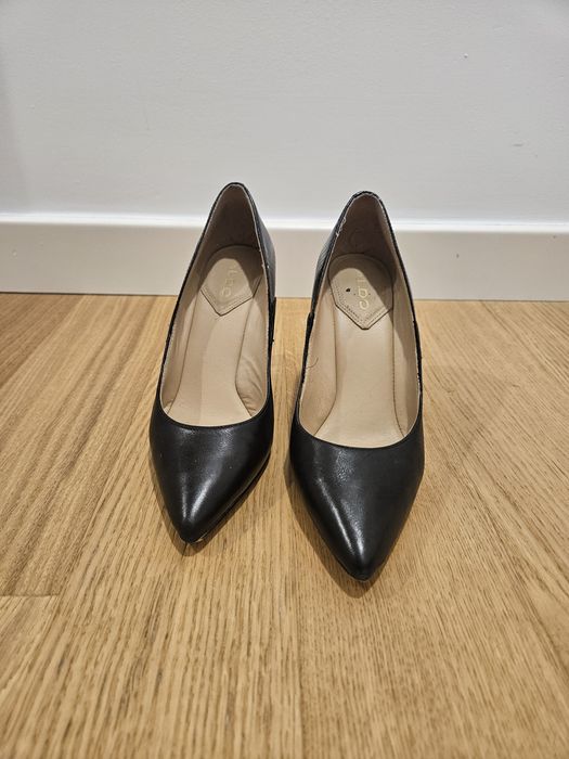 Sapatos, pele pretos, modelo stiletos.
