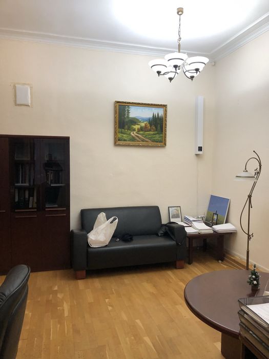 Офісні меблі, люстри та крісла