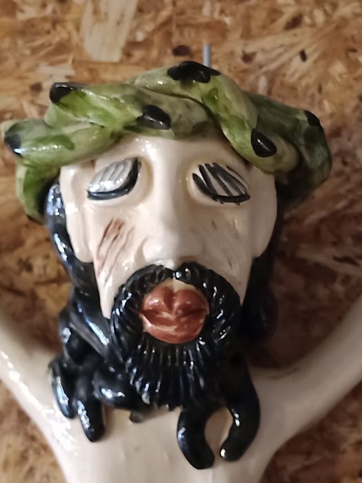 Cristo estilizado da ceramista de Barcelos Conceição Sapateiro