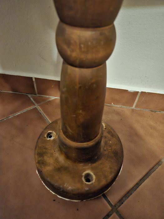 Cztery używane drewniane tralki.