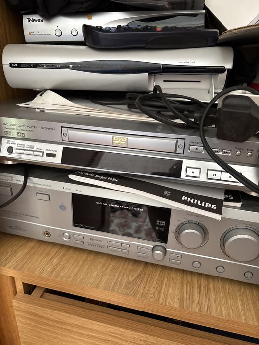 Vários equipamentos electrónicos