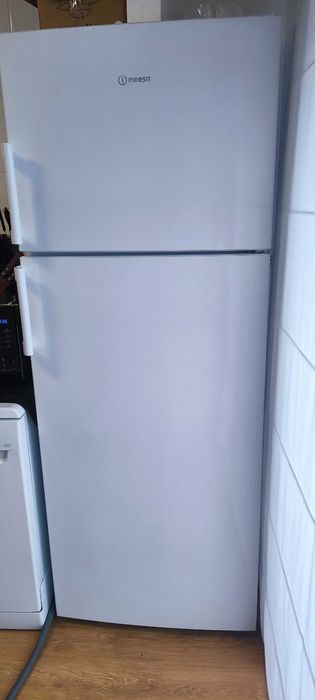 Frigorífico Indesit 437L + Máquina Lavar Loiça 14 Talheres Como Novo